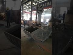 버킷과 함께 긴 붐 팔 발굴기