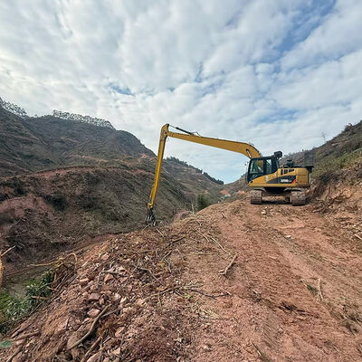 목재 잡기 있는 발굴기 장 팔